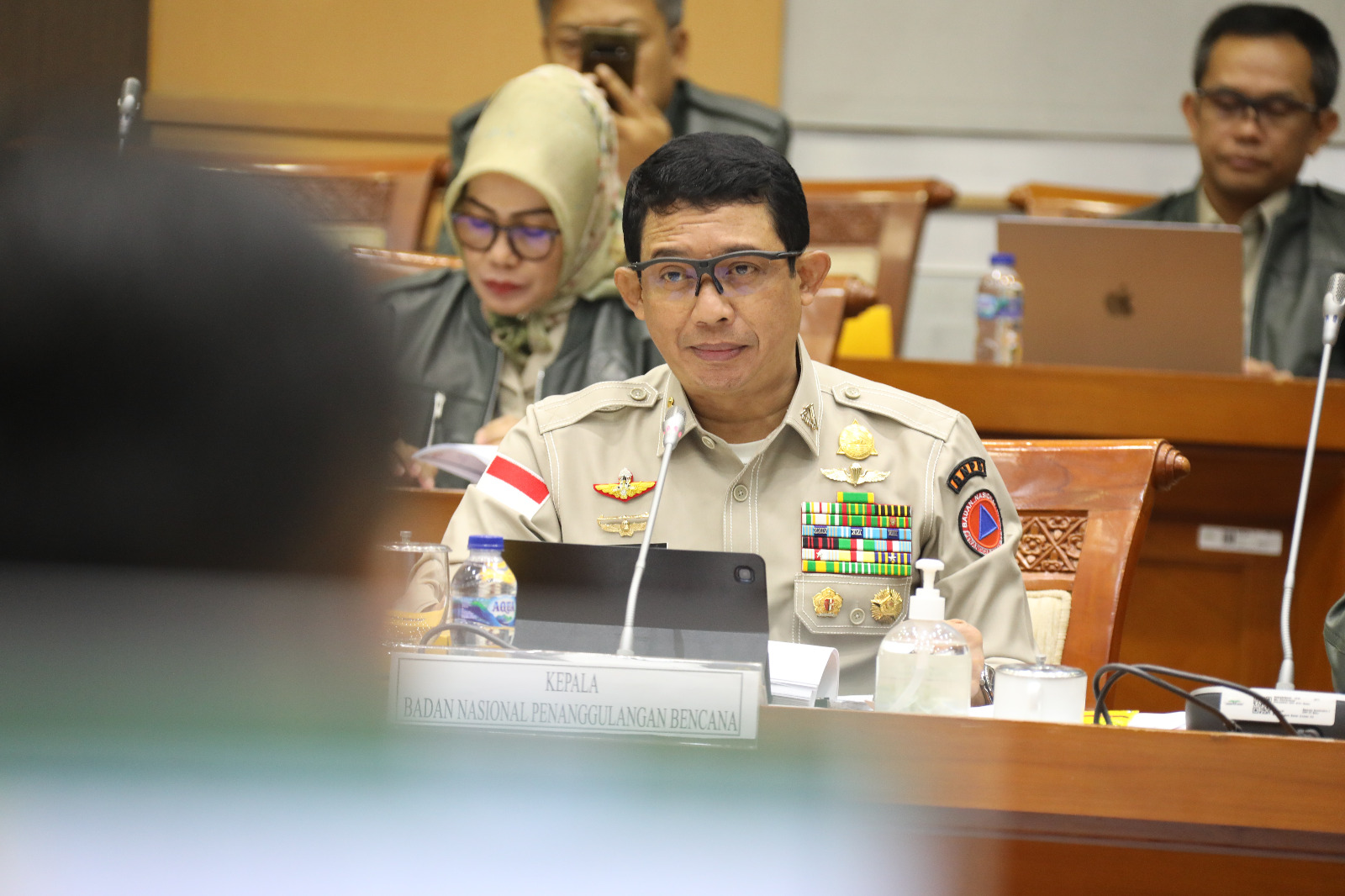 Kepala Badan Nasional Penanggulangan Bencana (BNPB) Letjen TNI Suharyanto saat melakukan rapat kerja dengan Komisi VIII DPR RI di Gedung Nusantata II, Jakarta Pusat, Jakarta pada Senin (4/9).